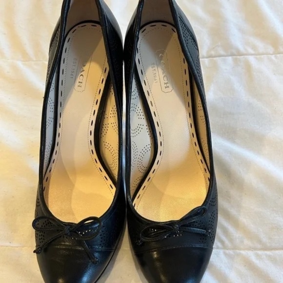 Beautiful Coach Signature Black Stelleto Bow Tie Pumps - Picture 3 of 6